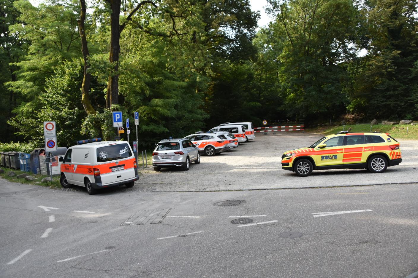 Sul posto le auto della polizia e dei soccorritori