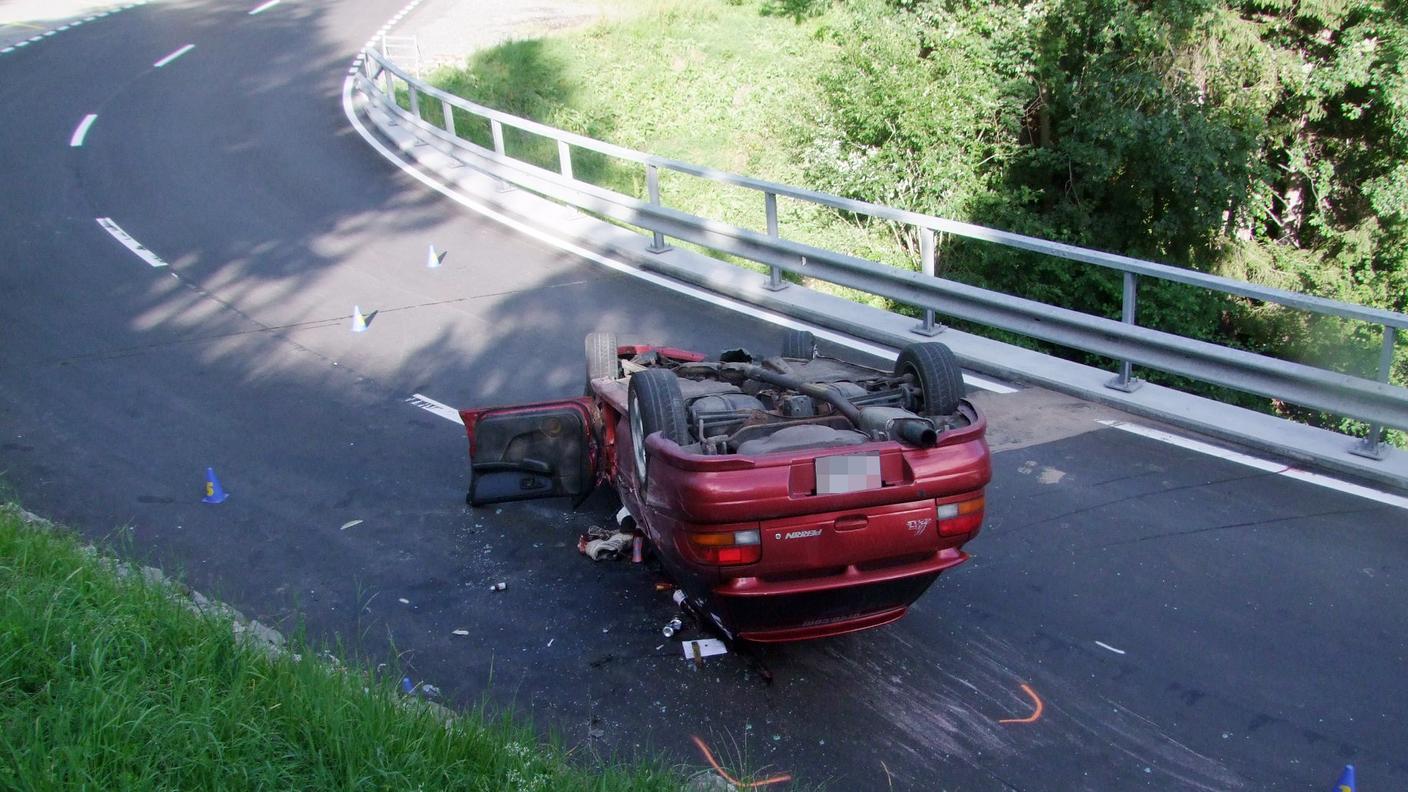 incidente saas grigioni auto su tetto 31.07.2013 kapogr.jpg
