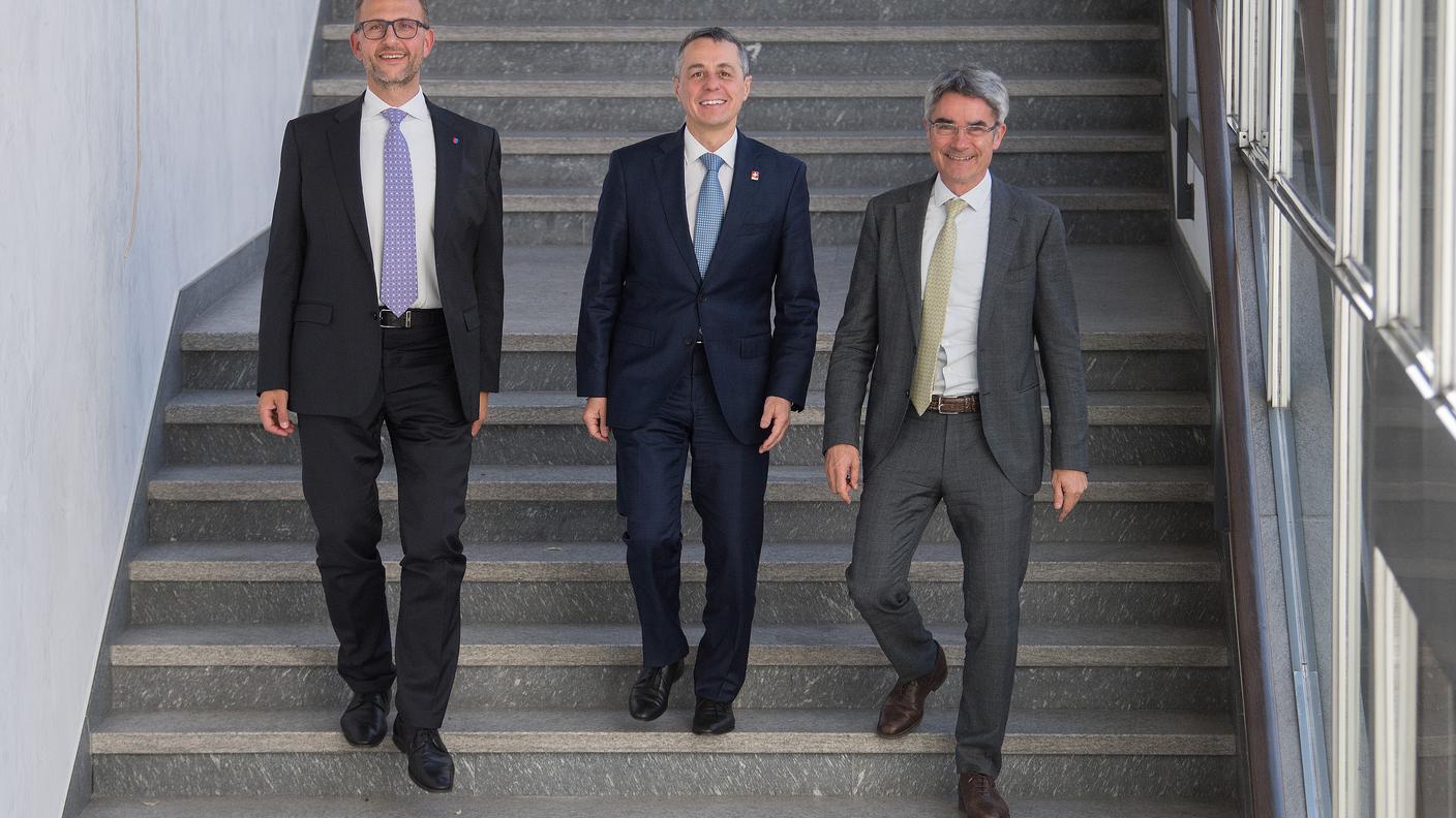 Cassis con il presidente del Governi ticinese, Gobbi, e il vicepresidente di quello grigionese, Cavigelli