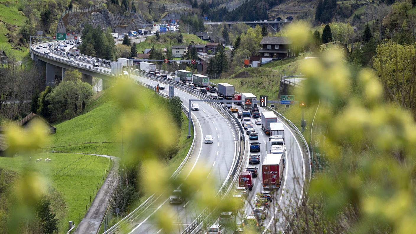 Veicoli in coda al portale nord del San Gottardo