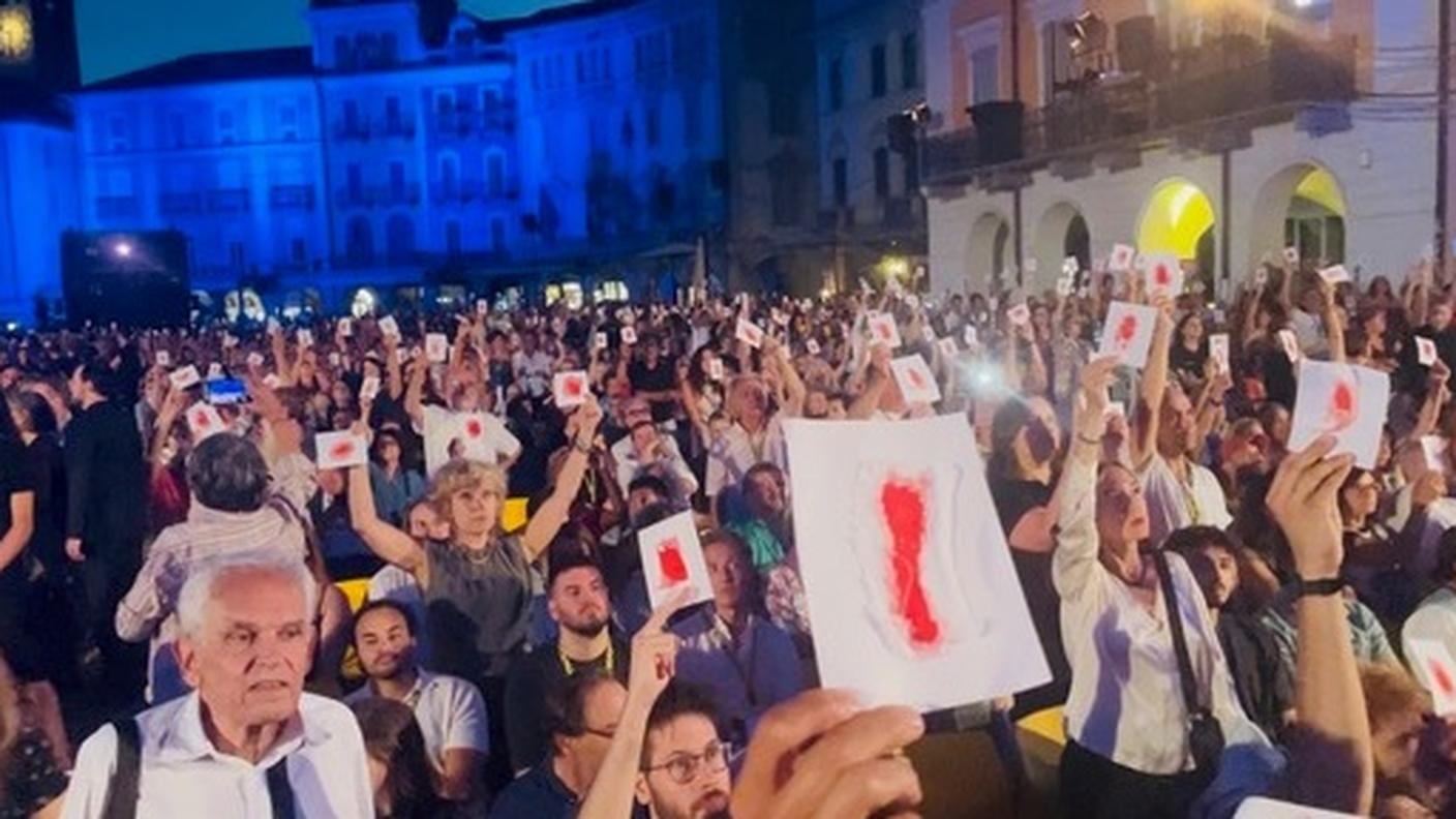Un momento dell'azione in Piazza Grande
