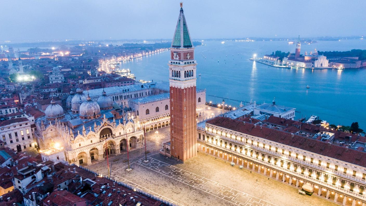 Una veduta di piazza San Marco, a Venezia, deserta durante il lockdown di aprile