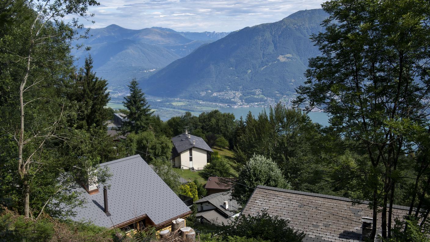 La modifica costituzionale permetterebbe ai Cantoni turistici come Ticino, Vallese e Grigioni di compensare parzialmente i mancati introiti fiscali con la nuova tassa sulle case secondarie