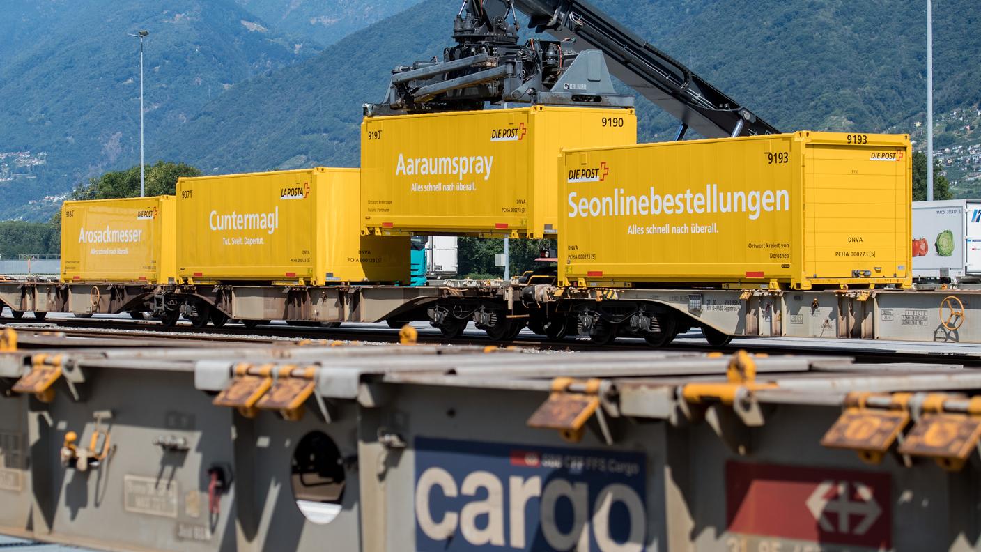 Operazione di trasbordo al terminal Cargo di Cadenazzo 