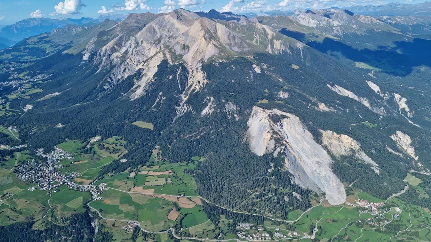 Una veduta del villaggio di Brienz sovrastato dalla frana