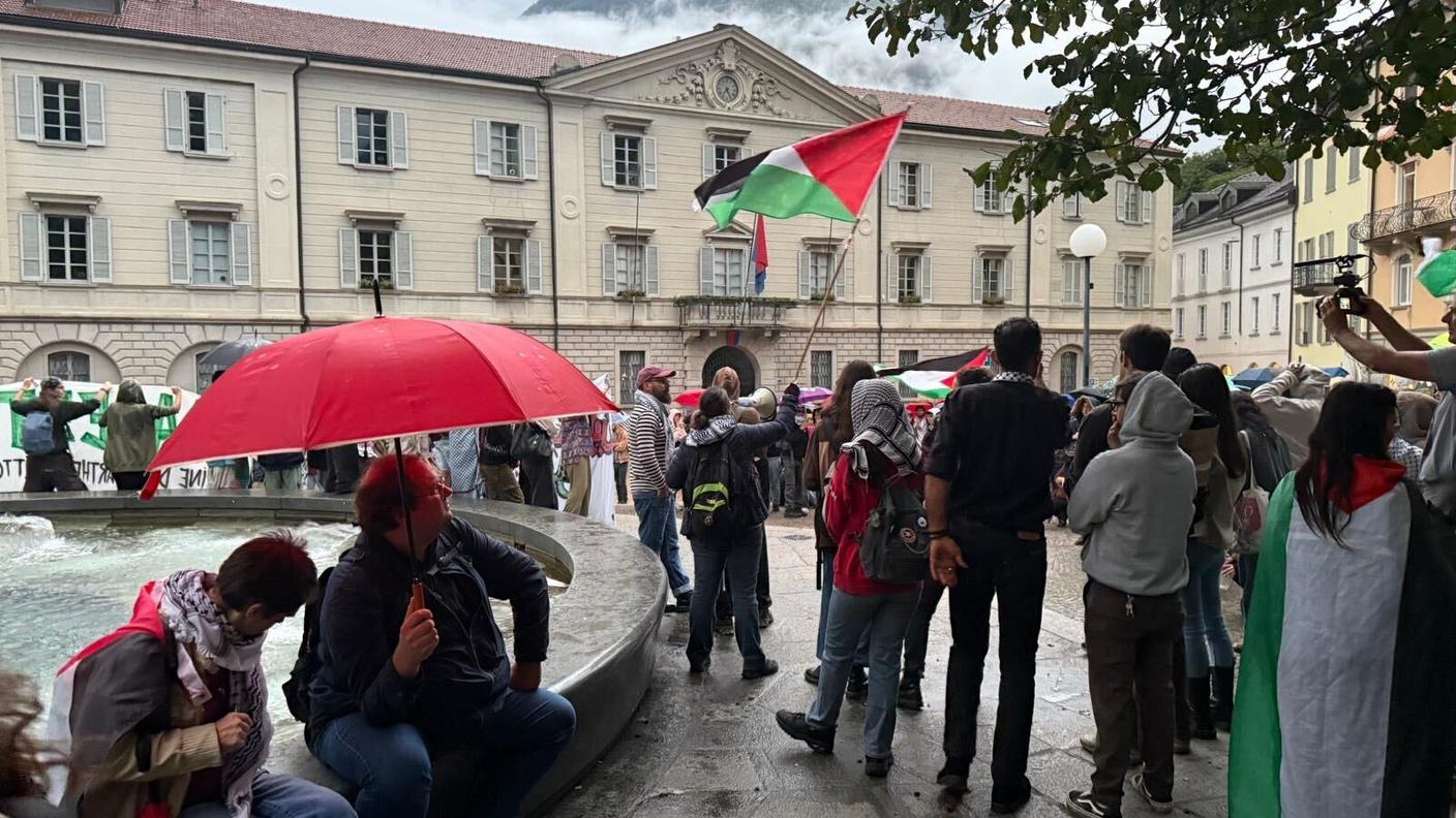 Il corteo pro Palestina davanti al Palazzo delle Orsoline