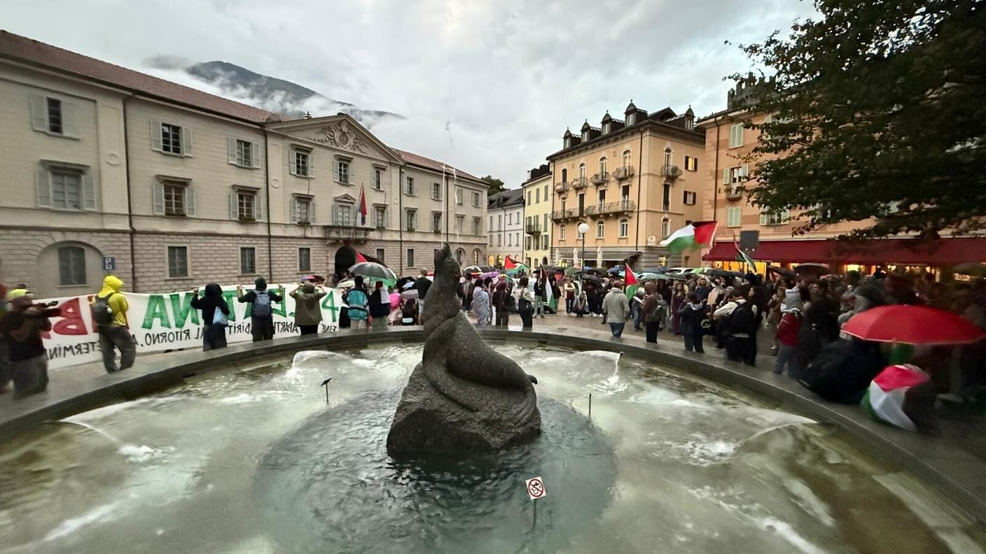 I manifestanti davanti a Palazzzo delle Orsoline