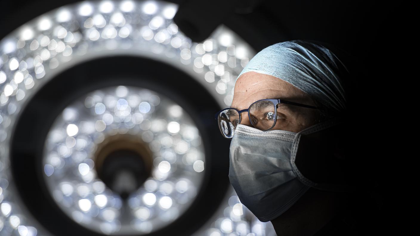 Nella foto un medico ritratto in sala operatoria