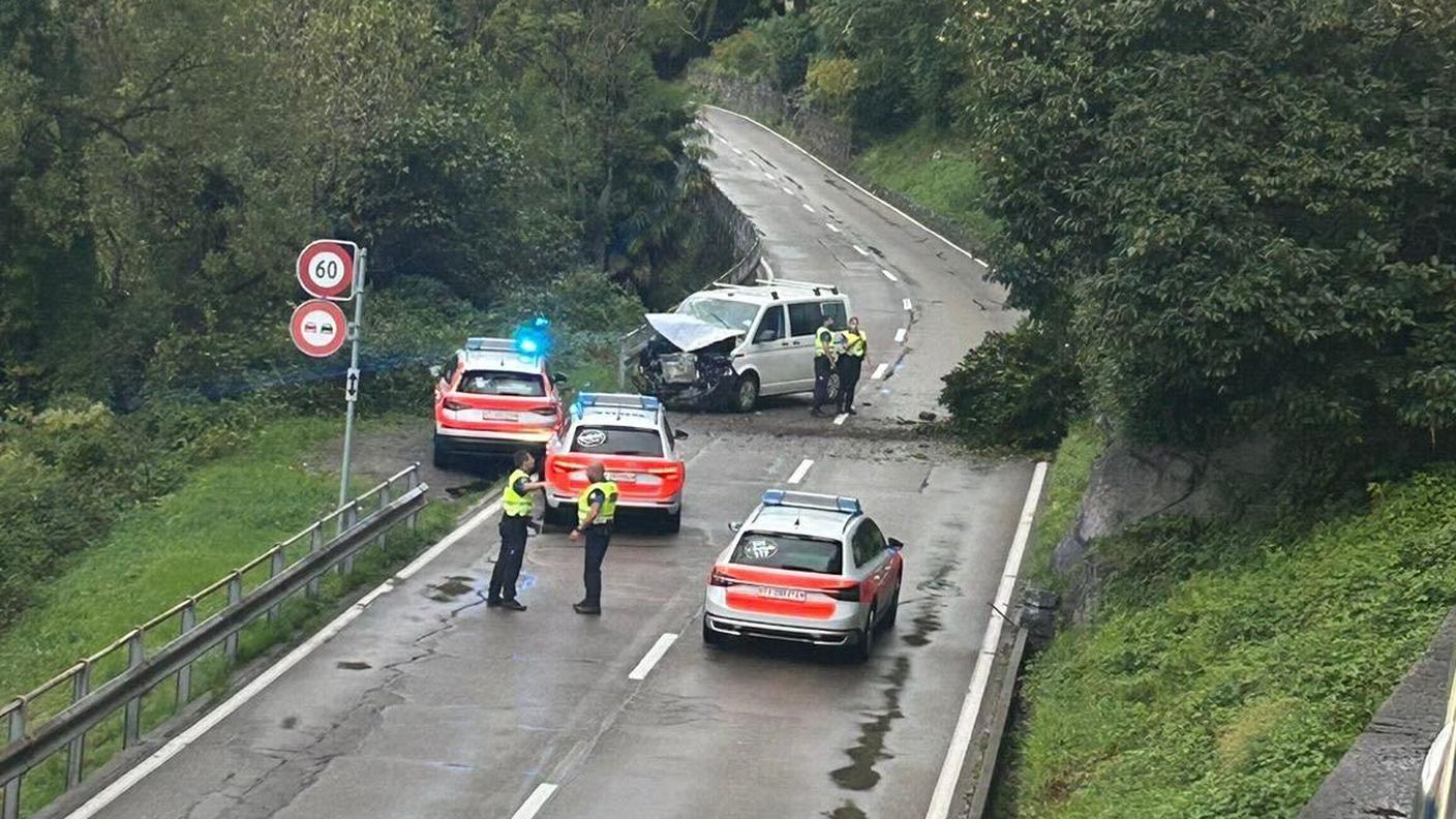 L'auto colpita dalla frana fra Solduno e Ponte Brolla