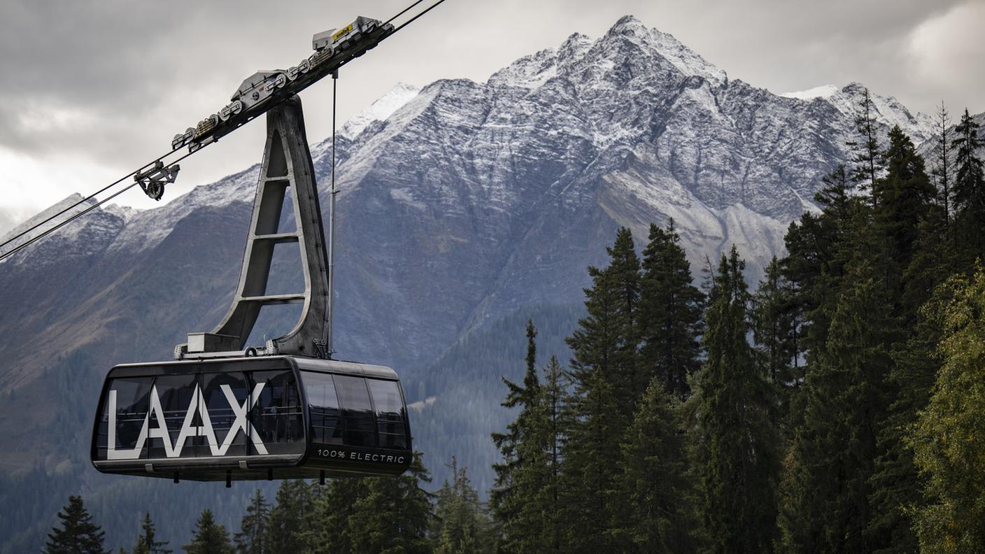 La funivia in partenza da Laax