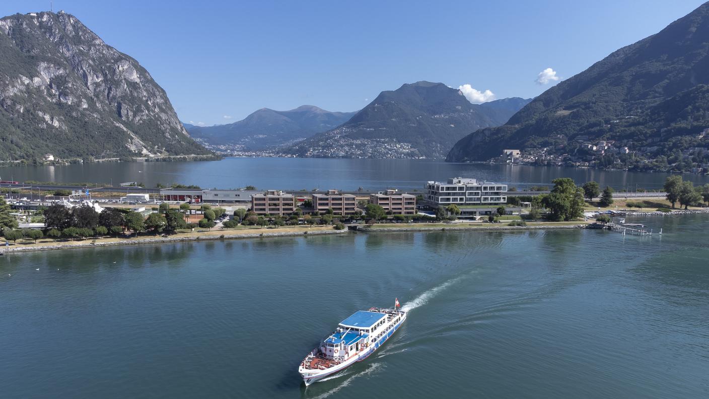 Un battello della SNL nel bacino sud del Lago di Lugano in un'immagine d'archivio