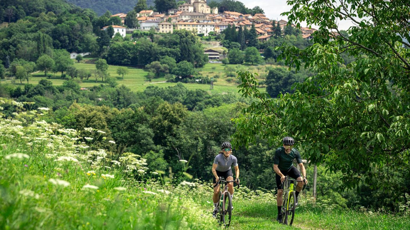 Pedalando con le biciclette gravel nei pressi di Miglieglia