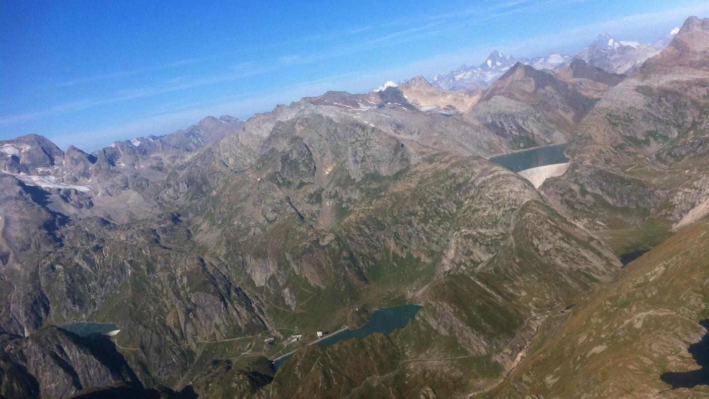 In volo sopra Robiei, nell'angolo in basso a destra si intravvede il Lago Nero, oggetto di campionamento
