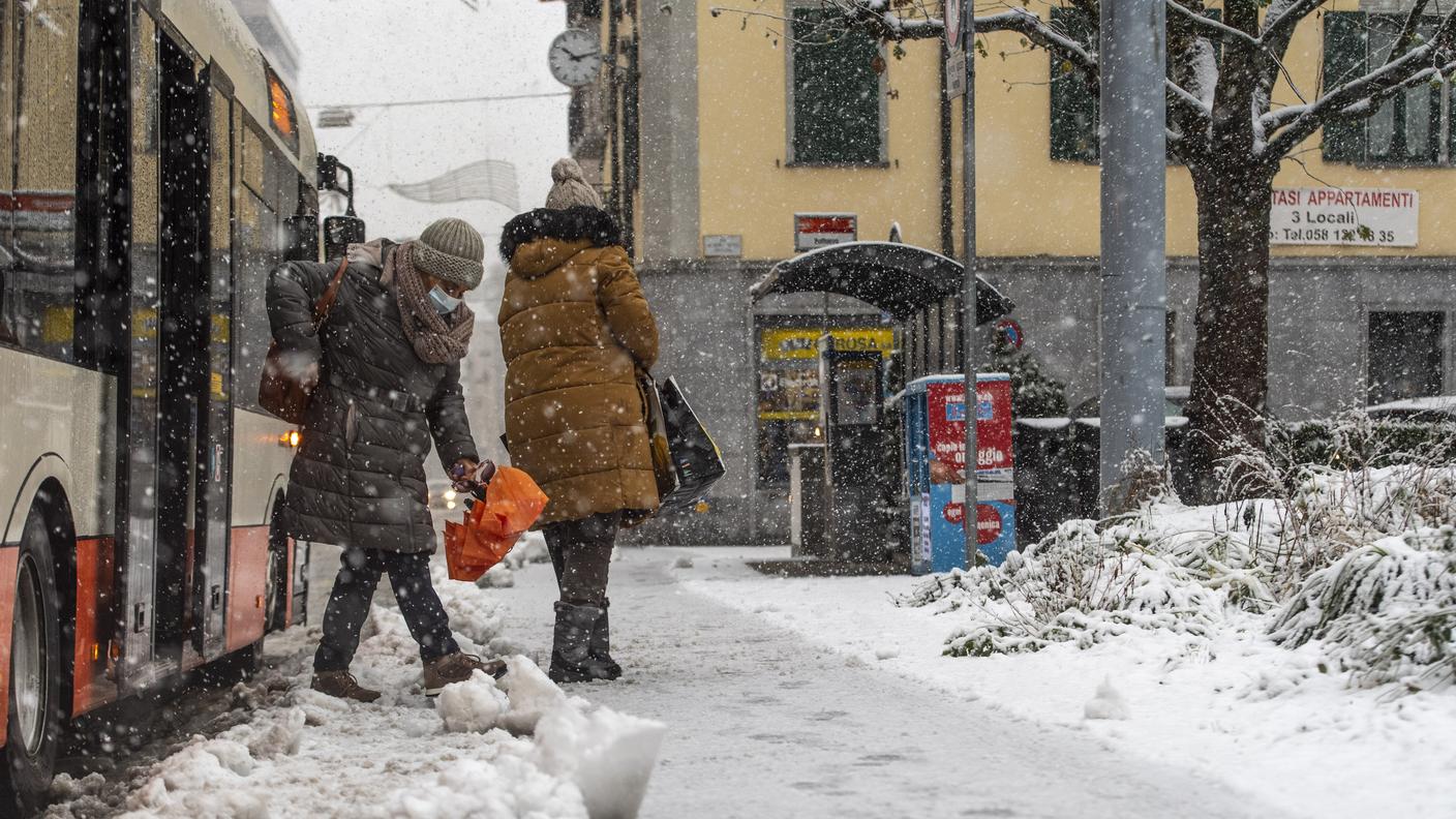 Mezzi pubblici e popolazione nella neve in Corso San Gottardo, a Chiasso