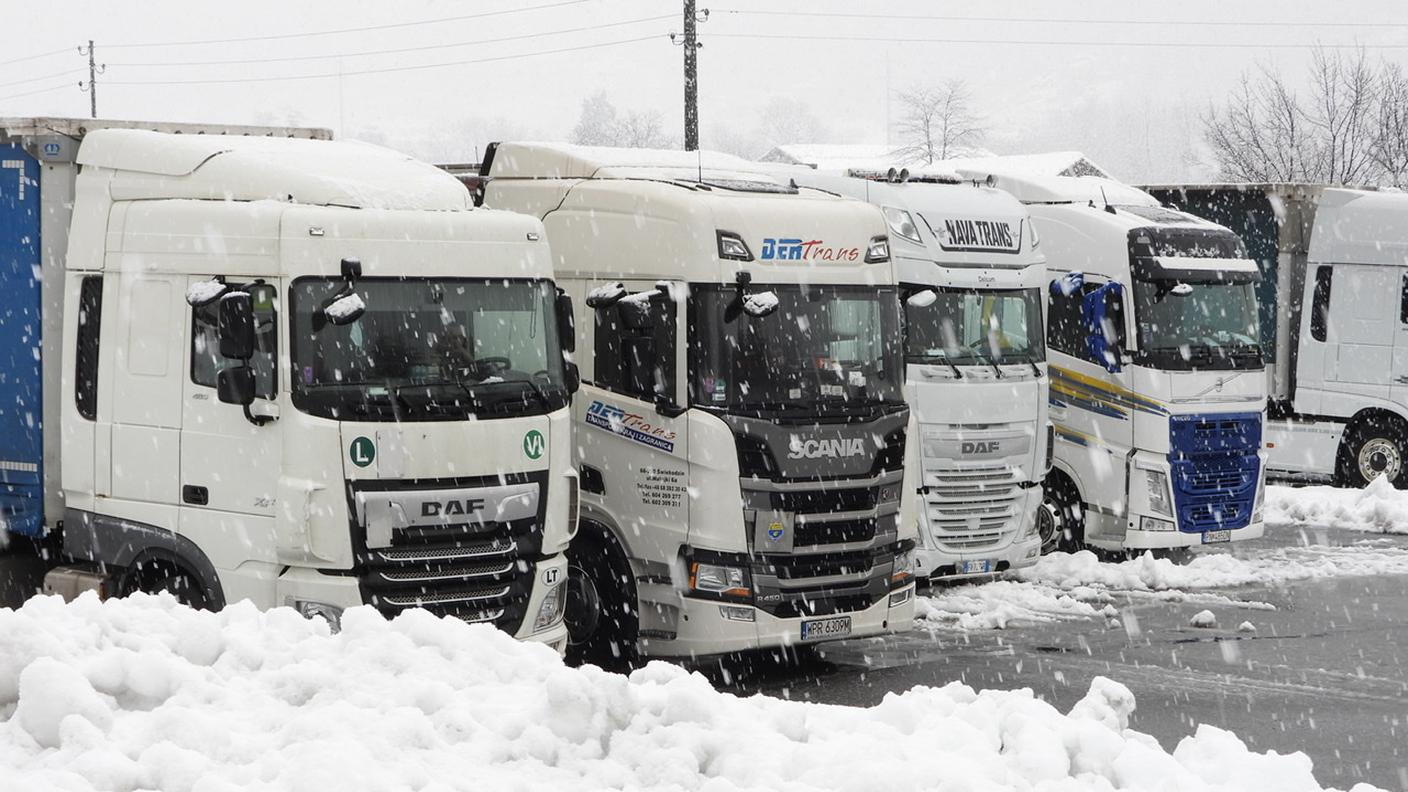 Mezzi pesanti sempre bloccati nell'area di sosta di Giornico