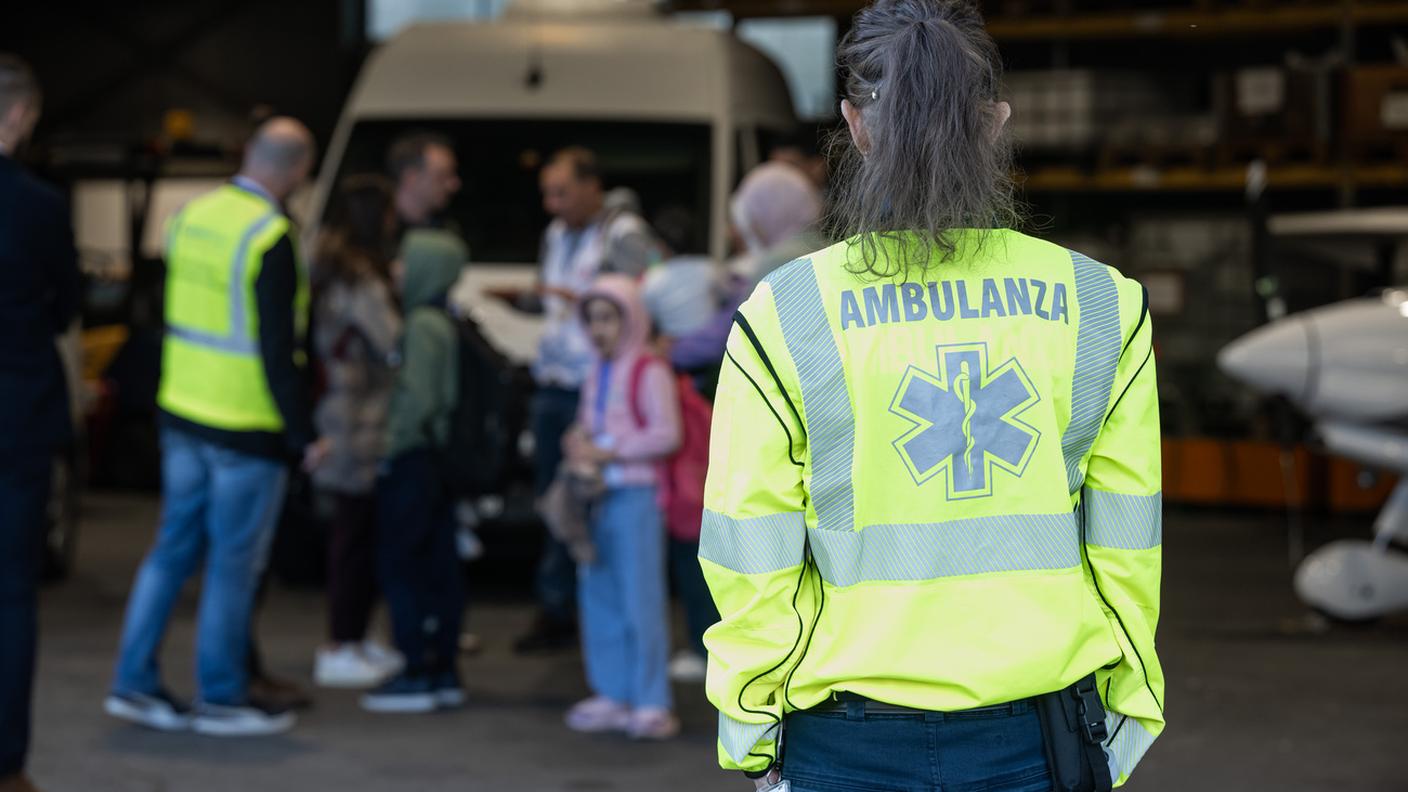 L'arrivo all'aeroporto di Lugano di una bambina ferita proveniente da Gaza, accompagnata dai familiari