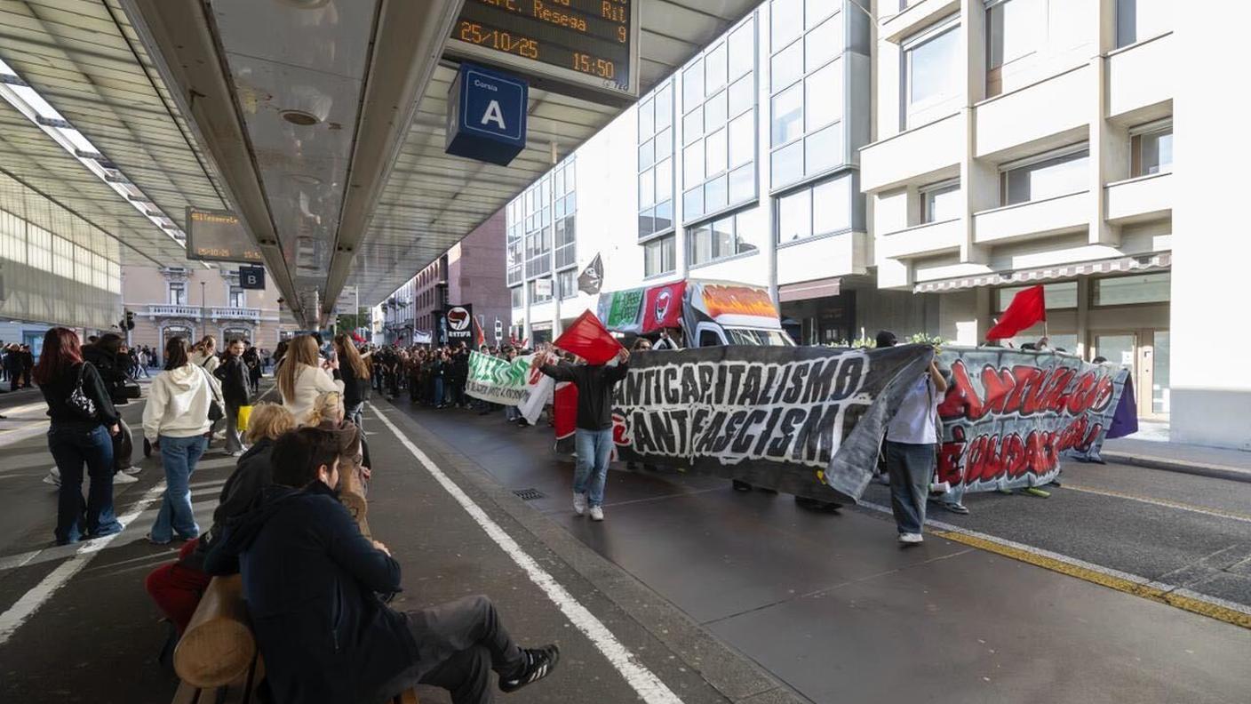 Il corteo alla pensilina di Lugano