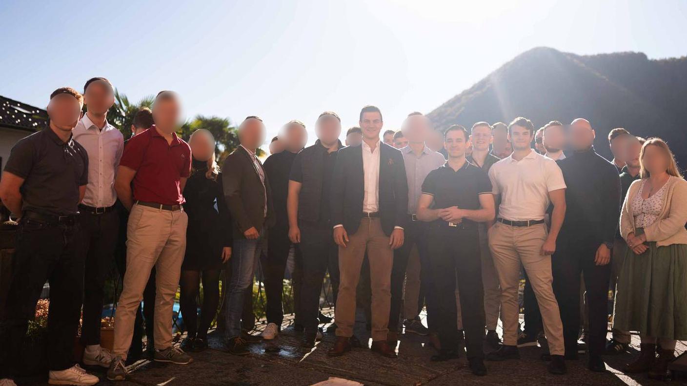 Abbiamo deciso di oscurare i volti dei partecipanti ma non di chi ha un ruolo pubblico nel movimento identitario ed è comparso più volte davanti i media. Al centro: il fiammingo Dries Van Langenhove; seguono verso destra: Manuel Corchia (fondatore di Junge Tat), Tobias Lingg (fondatore di Junge Tat) e Andrea Ballarati, fondatore di Azione, Cultura, Tradizione (ACT) e organizzatore del Remigration Summit 2025 di Gallarate.