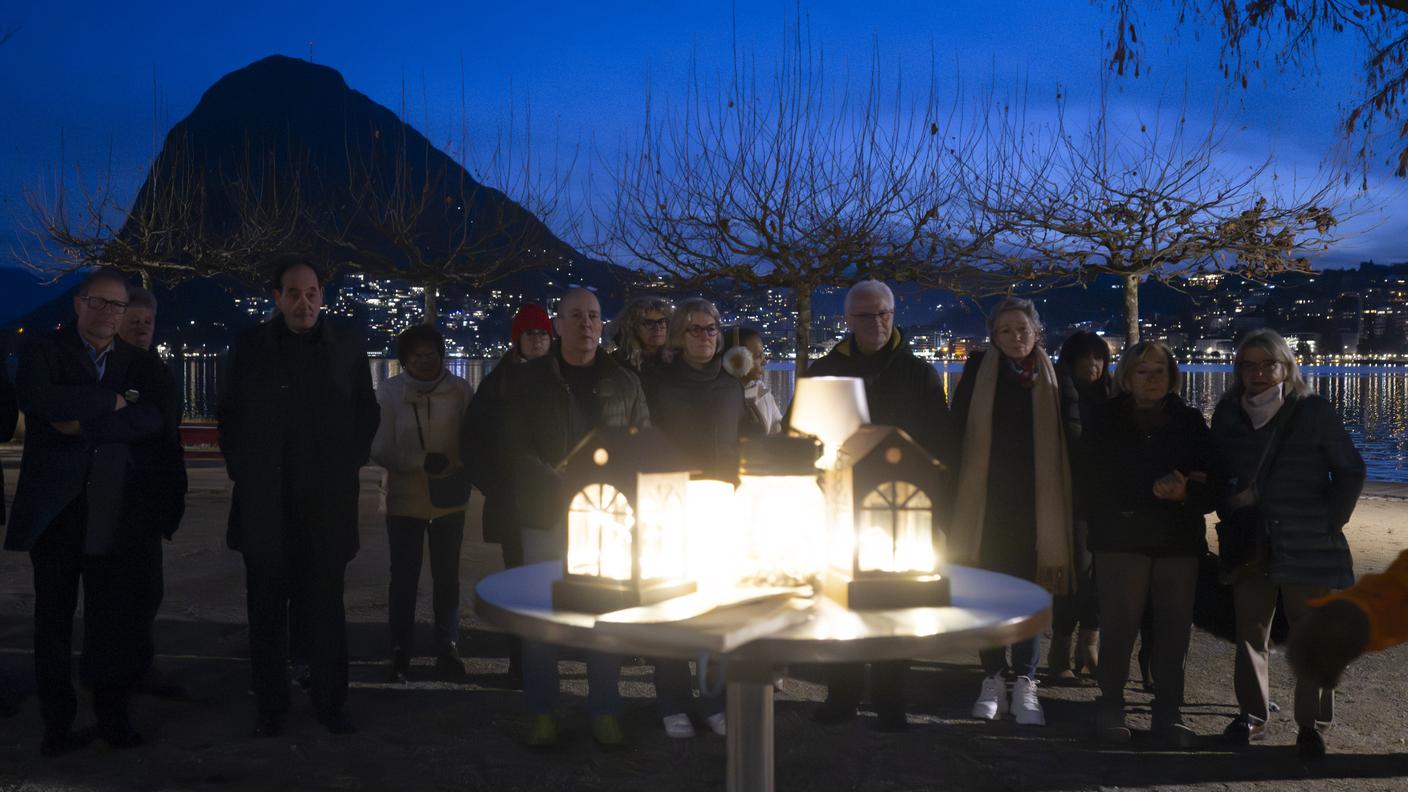 Un momento di raccoglimento per commemorare le vittime del tragico rogo di Crans Montana
