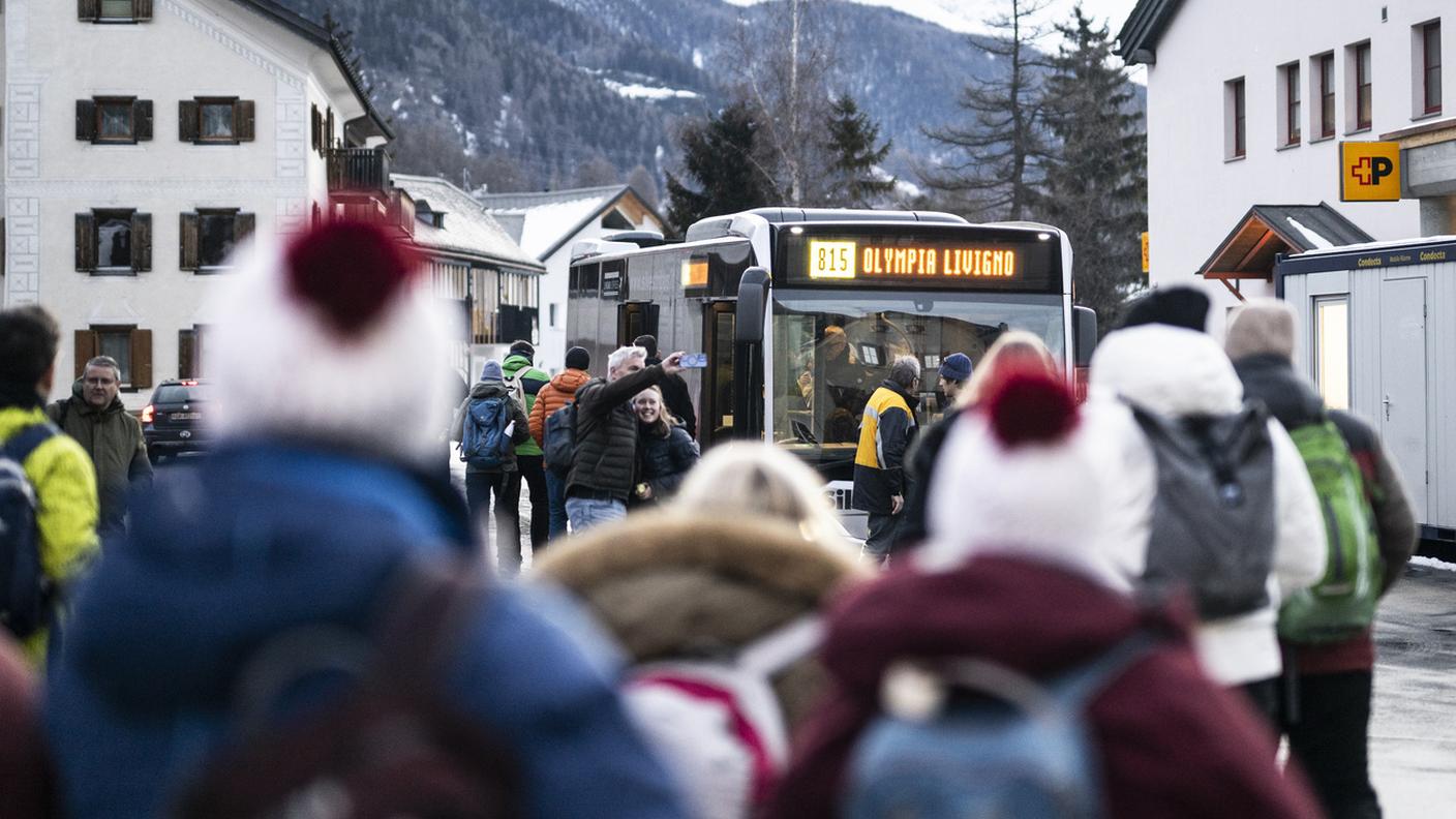 Stazione ferroviaria di Zernez, un bus navetta diretto a Livigno per le gare olimpiche. 7 febbraio 2026