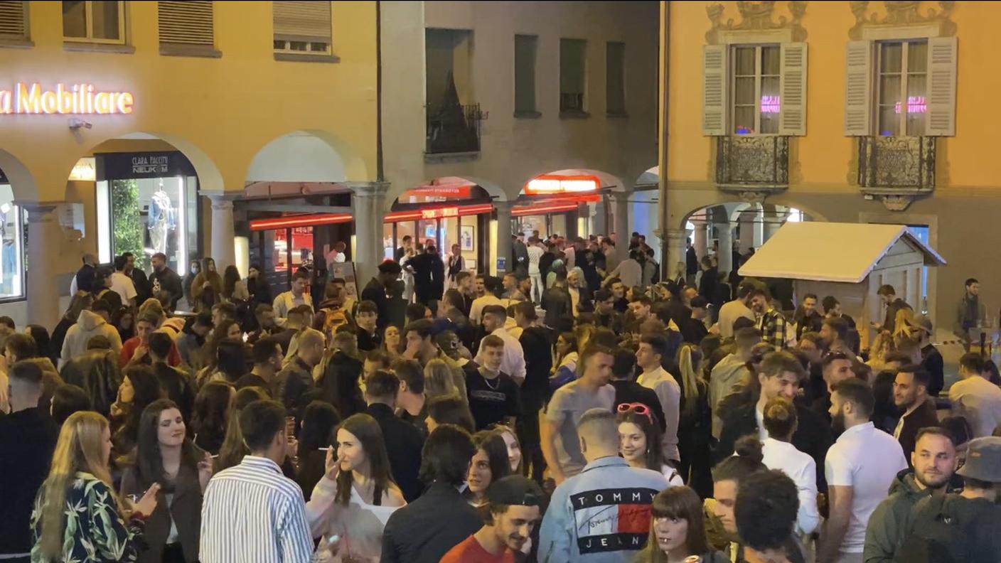 Gli assembramenti di ieri sera, nel centro di Lugano