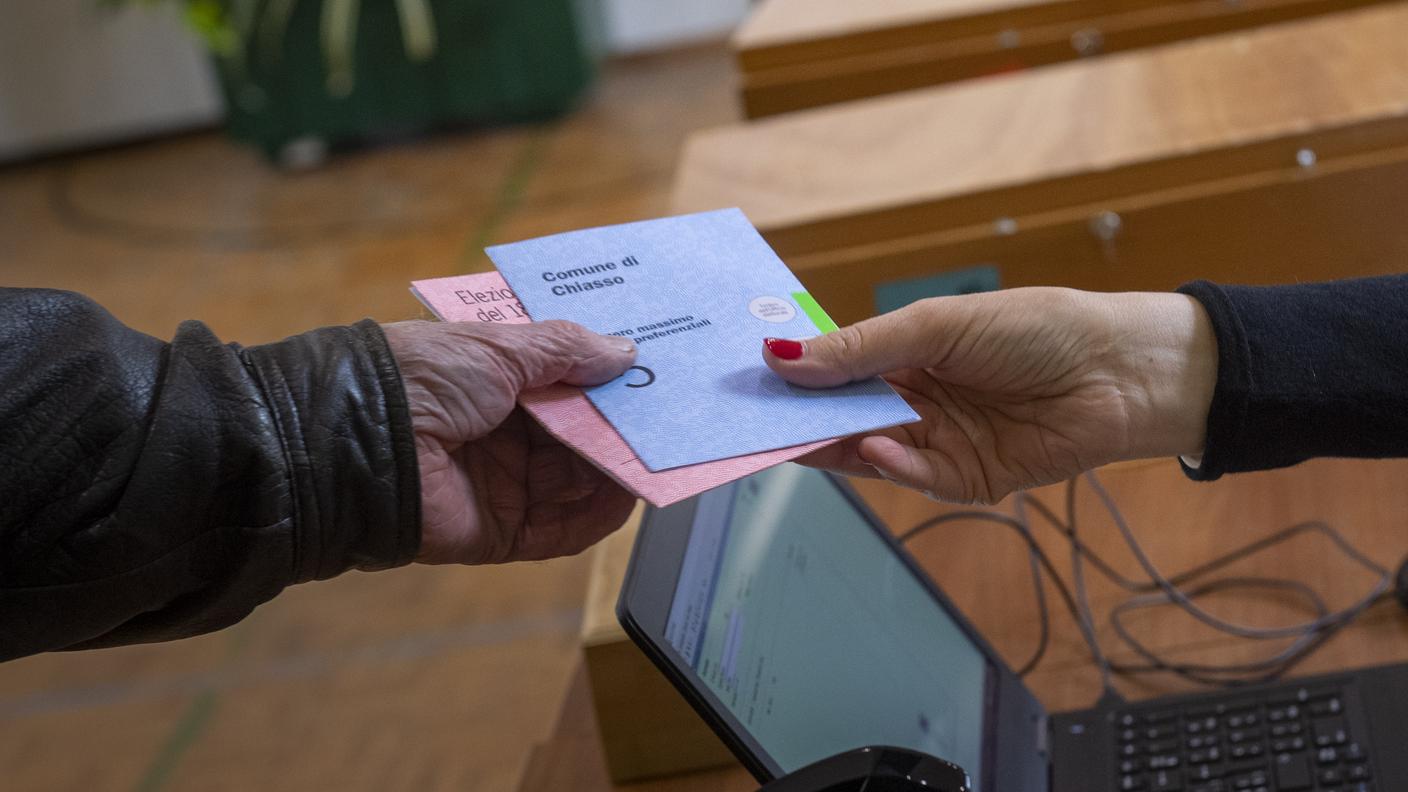 Le autorità consigliano di far capo al voto per corrispondenza a causa della pandemia ma numerosi cittadini preferiscono sempre recarsi al seggio