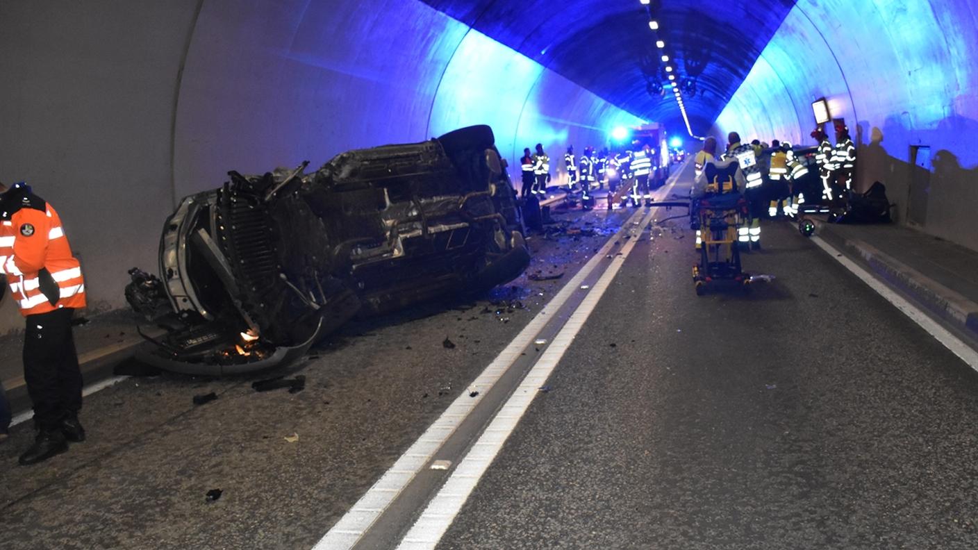 Scontro frontale nel tunnel di Trin, l'intervento di soccorritori e pompieri