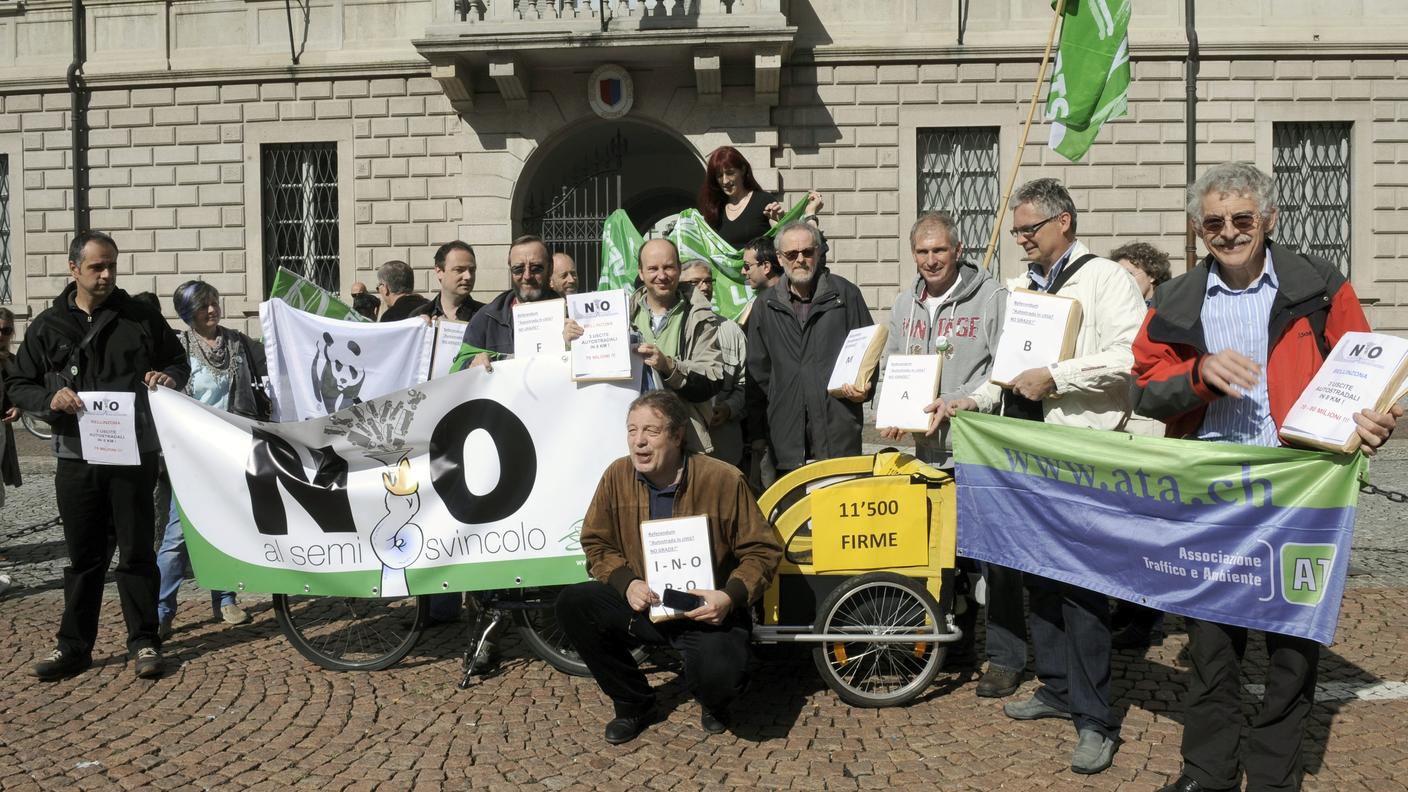 La consegna delle firme oggi a Bellinzona