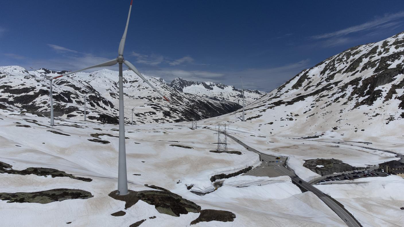 Una veduta invernale del Parco eolico sul Passo del San Gottardo