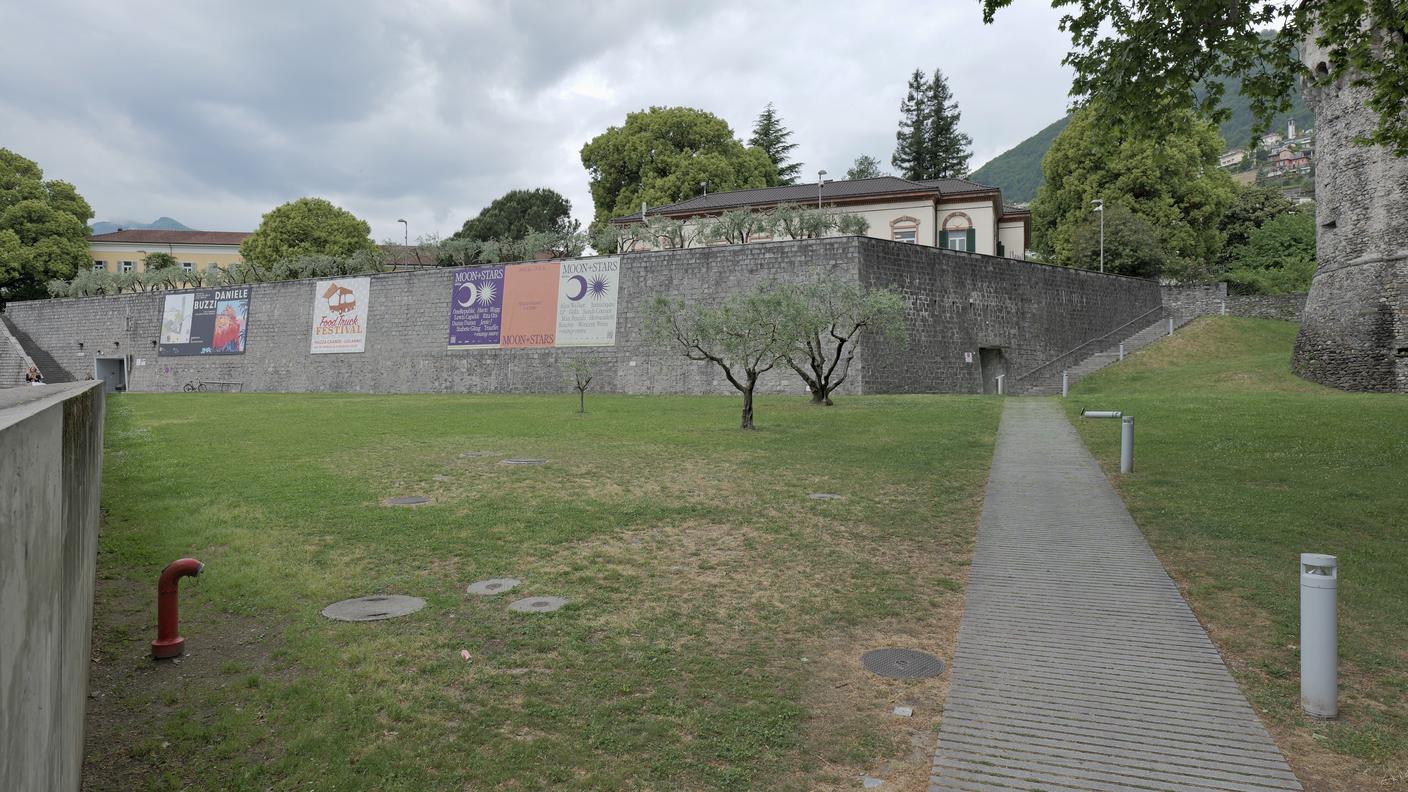 Le superfici verdi urbane possono contribuire all’adattamento climatico se gestite in modo estensivo e non ridotte a semplice prato raso. Qui siamo a nord della Rotonda di Piazza Castello.