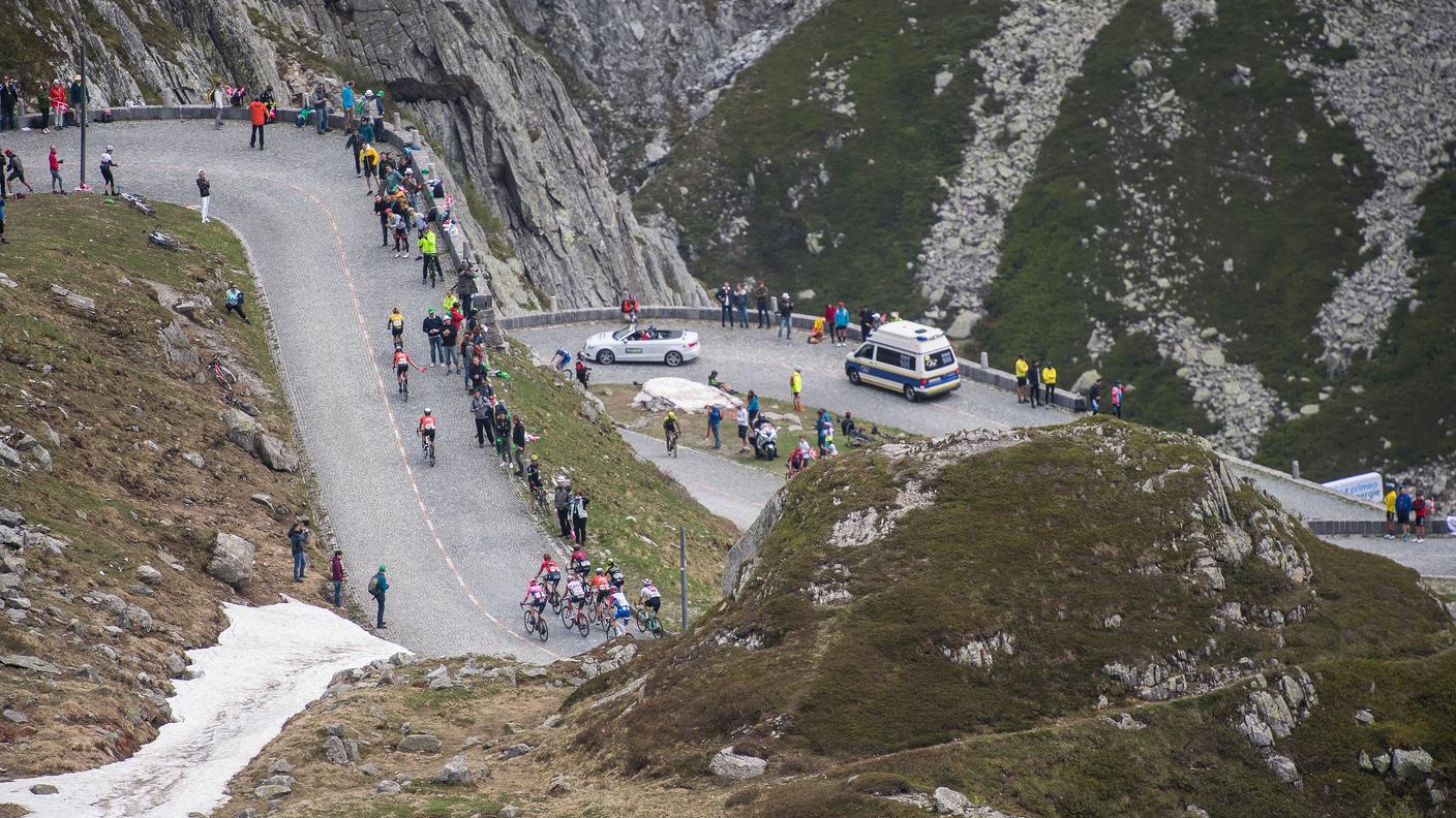Ciclisti e tifosi sulla Tremola nel 2019 quando la tappa del TdS si era conclusa sul Passo del San Gottardo
