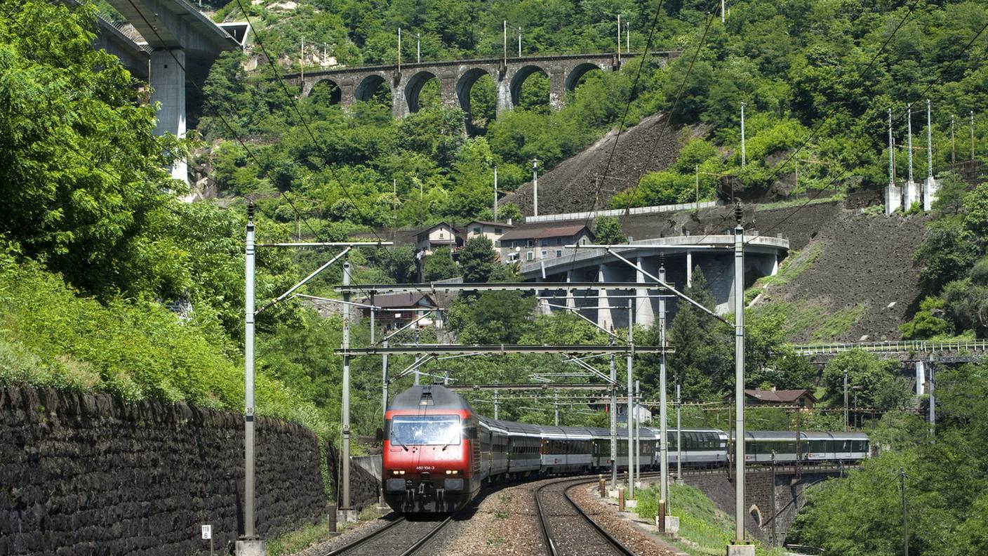 La linea di montagna che percorre la Leventina