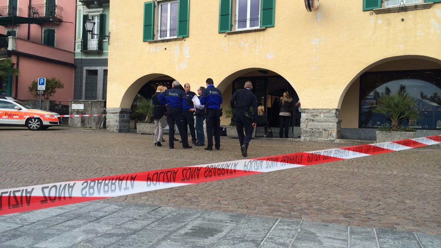 La polizia davanti alla gioielleria assalita martedi ad Ascona