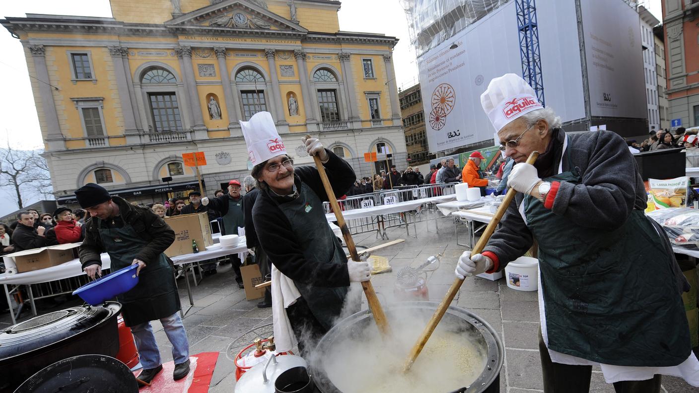 I cuochi al lavoro durante una scorsa edizione