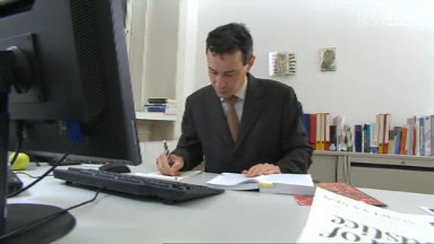 Jörg De Bernardi rappresenta in qualità di delegato gli interessi del canton Ticino a Berna, su istruzione del Consiglio di Stato