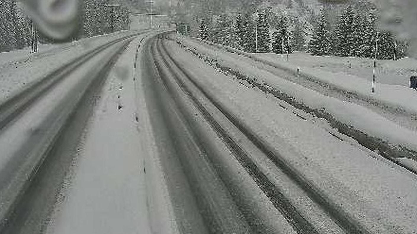 L'A2 sabato mattina ad Airolo . I mezzi pesanti non possono transitare.