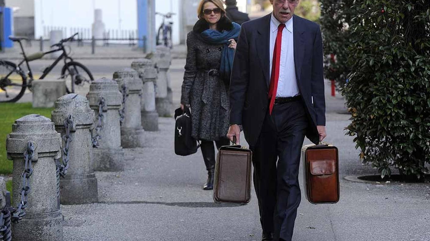 Il procuratore generale John Noseda si dirige verso il tribunale