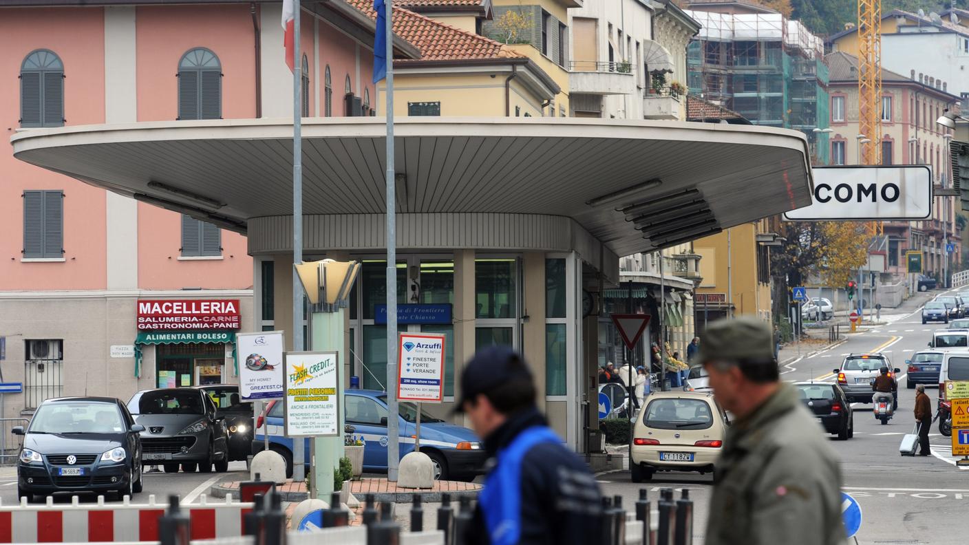 Pantaloni da uomo e cinture finti "Made in Italy" sono stati sequestrati