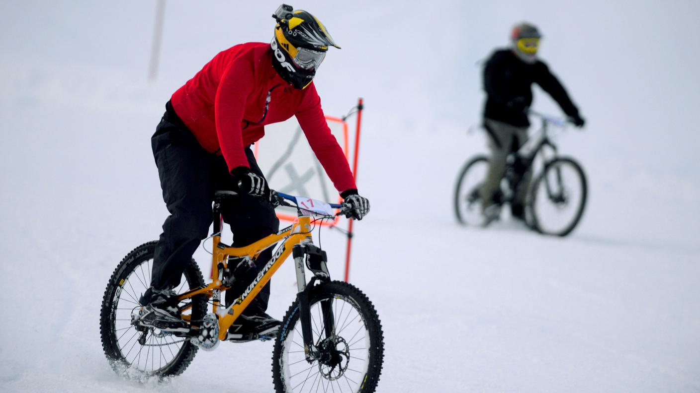 I partecipanti al raduno di Snow Downhill di sabato a Bosco Gurin nella gallery di Tipress