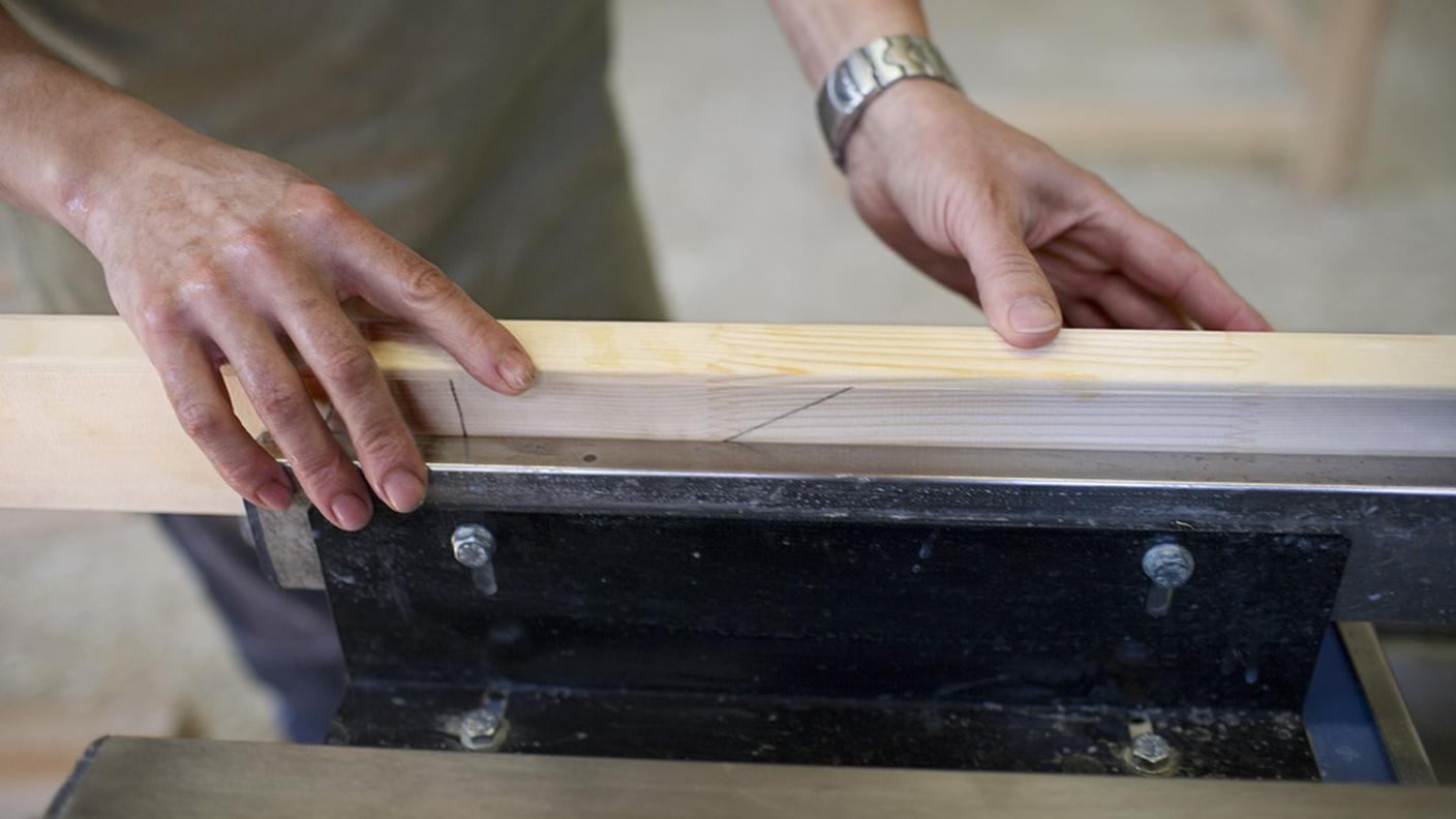 L'uomo stava preparando delle assi per delle finestre