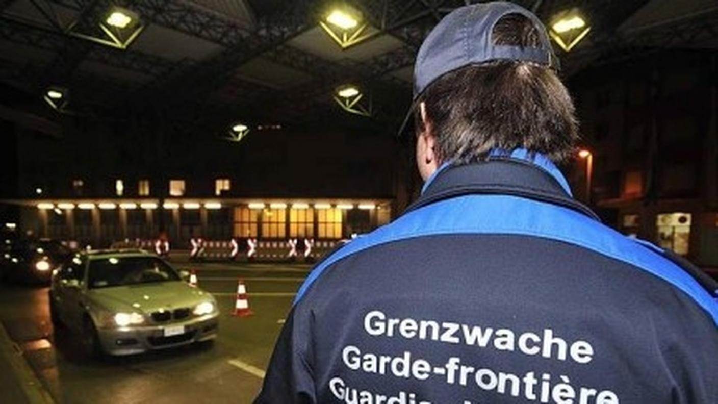 Oltre a fornire informazioni preziose ai complici il sottufficiale era coinvolto in prima persona nei traffici di valuta tra i due lati della frontiera