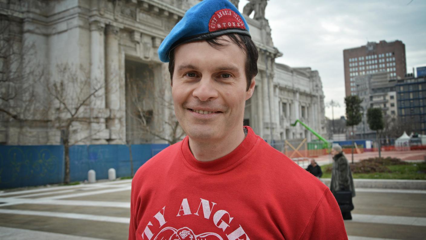 Mario Furlan davanti alla stazione ferroviaria di Milano Centrale