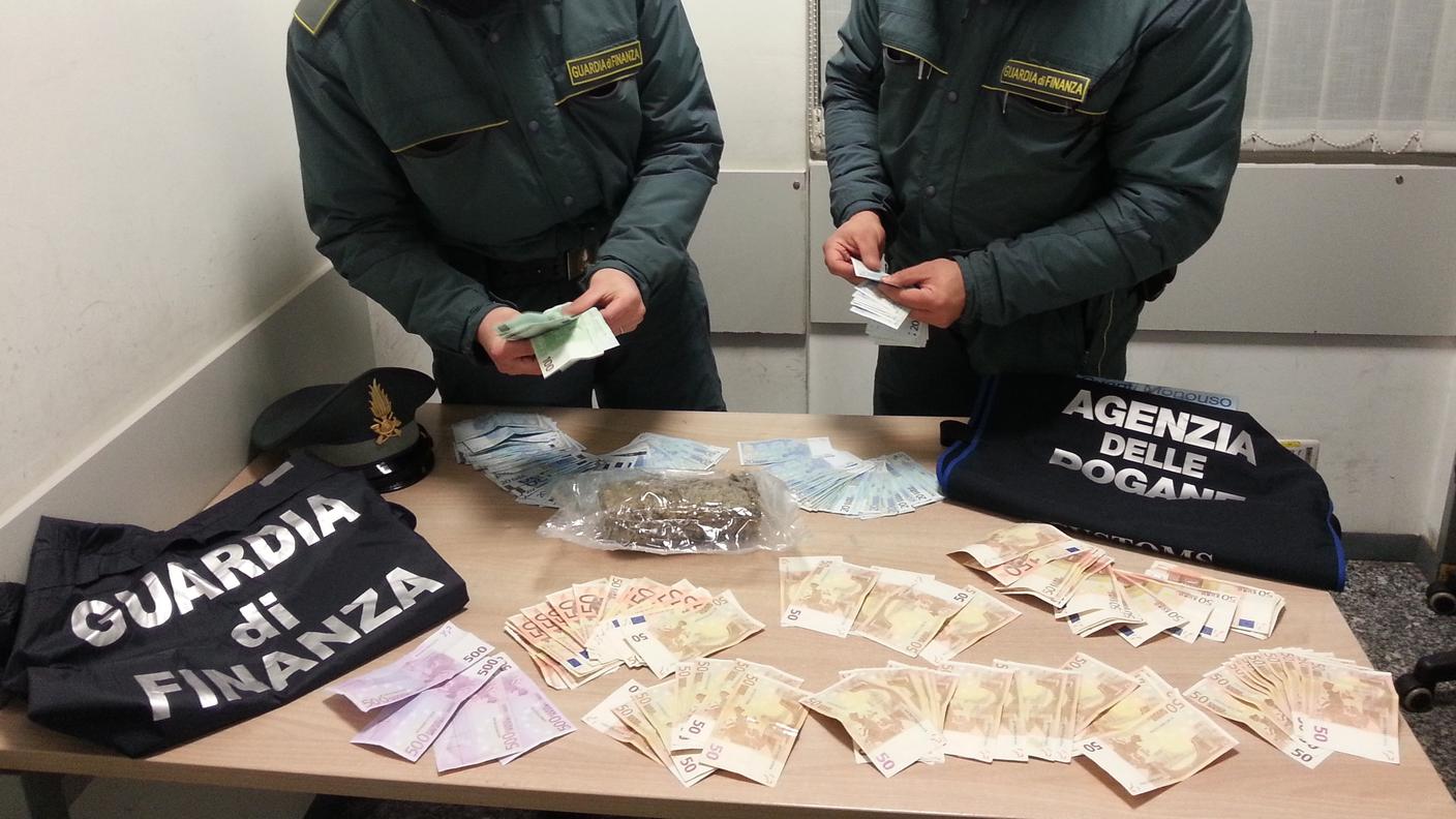 La droga e i soldi sequestrati