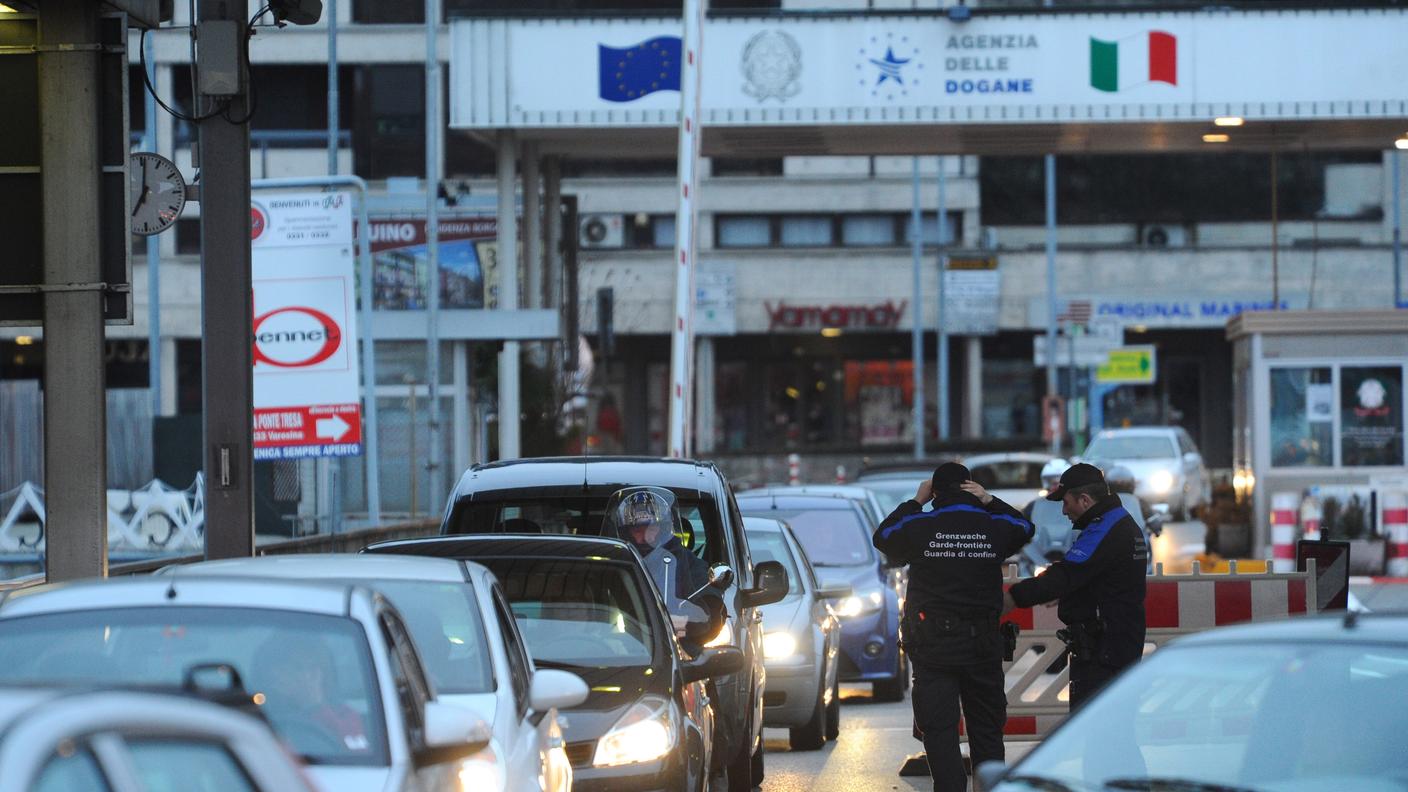 Una dogana attraversata ogni giorno da migliaia di frontalieri