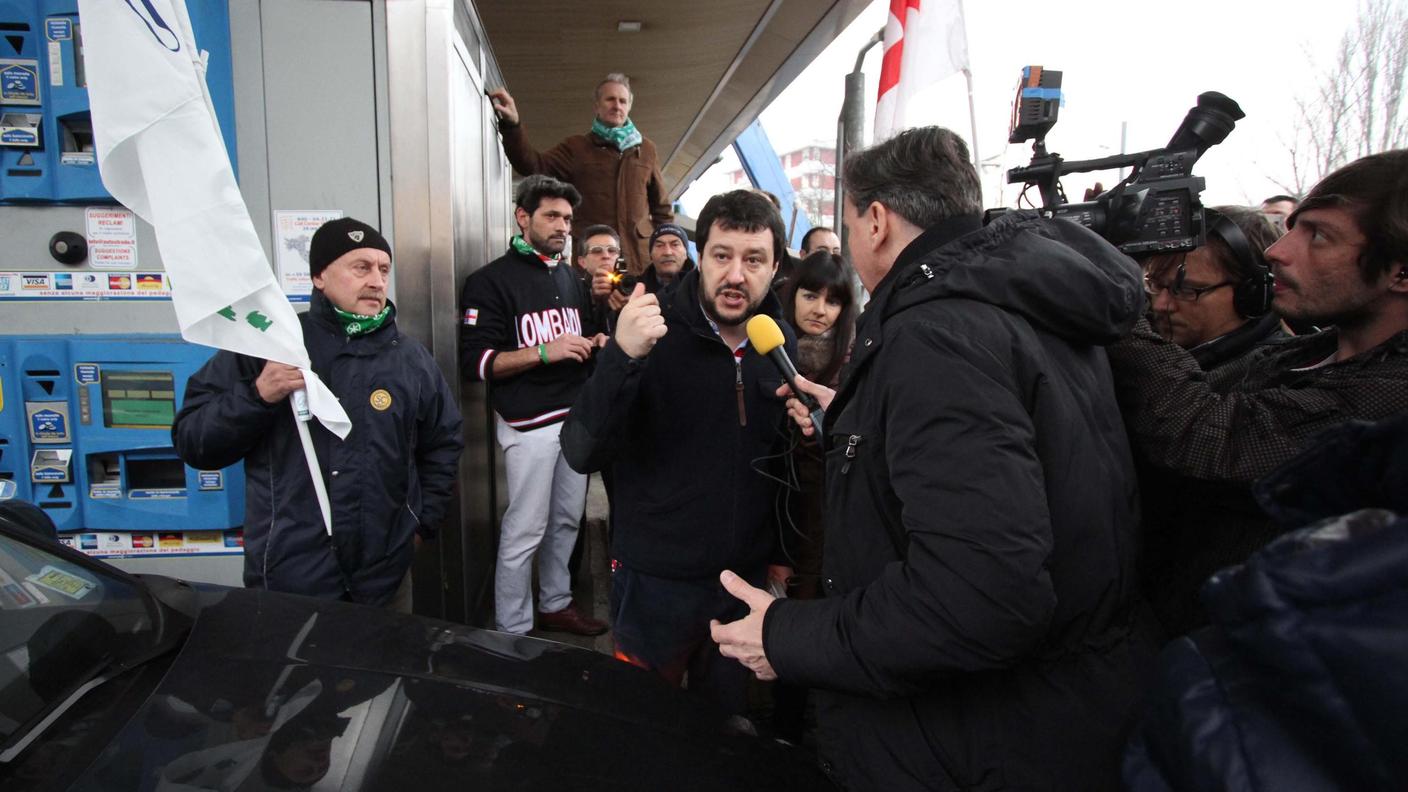 Il segretario della Lega Nord Matteo Salvini durante la protesta in autostrada