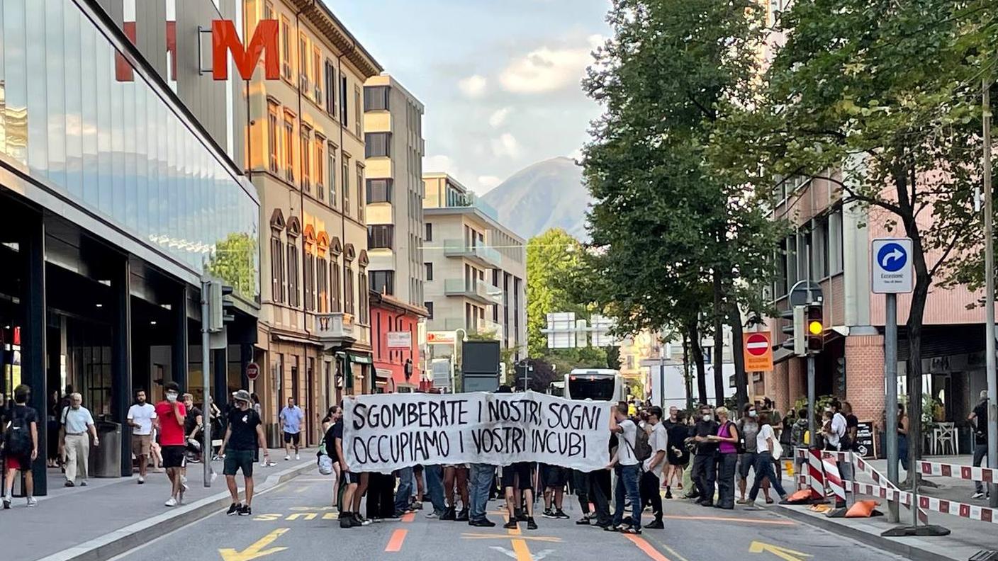 Finito il presidio il gruppo si è mosso verso il centro in corteo