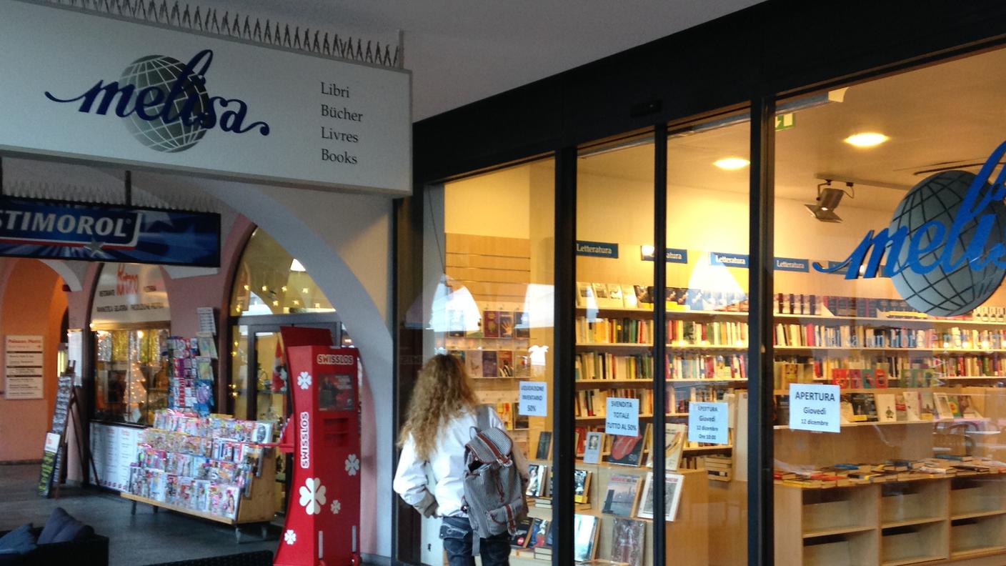 Iniziano a fermarsi i primi passanti verso le 9.15