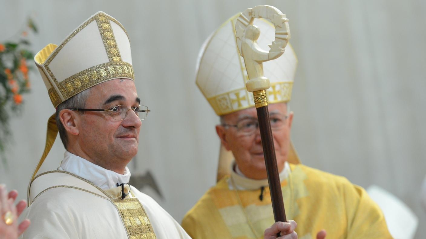 Monsignor Lazzeri con il nunzio apostolico Diego Causero