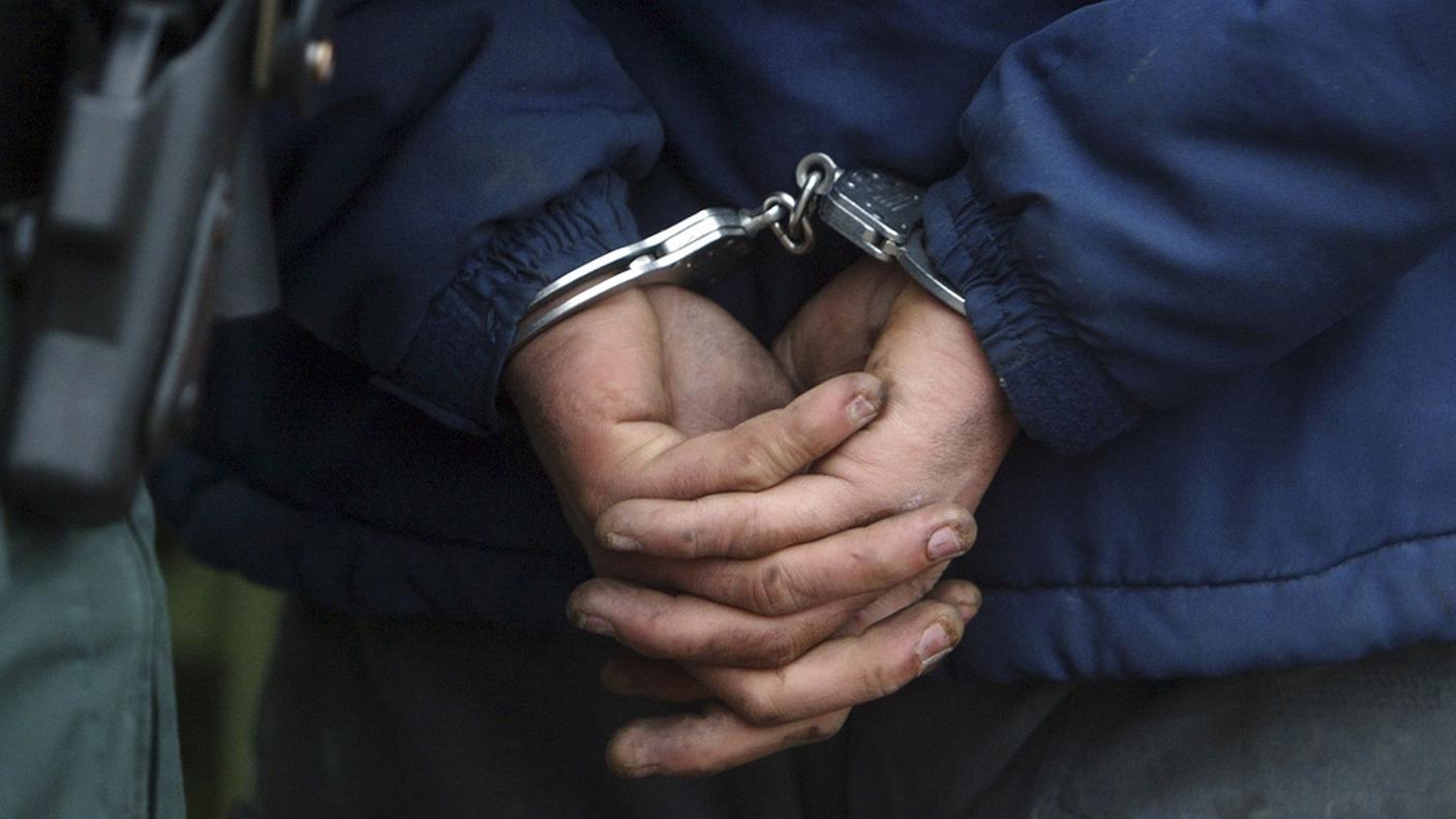Polizia arresto manette 18.06.2013 ky.JPG