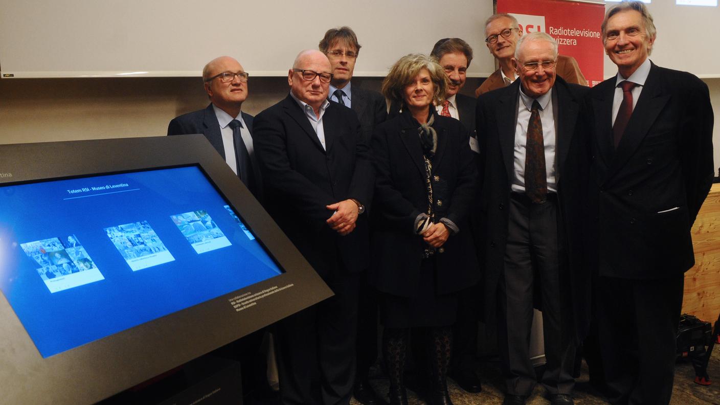 Tra gli ospiti della cerimonia anche l'ex consigliere federale Flavio Cotti qui ritratto con i relatori